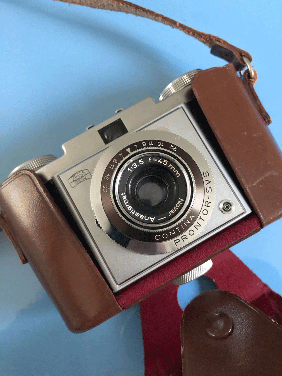 Zeiss Ikon Contina with Novar-Anastigmat lens, with a sample image photographed on black and white film.