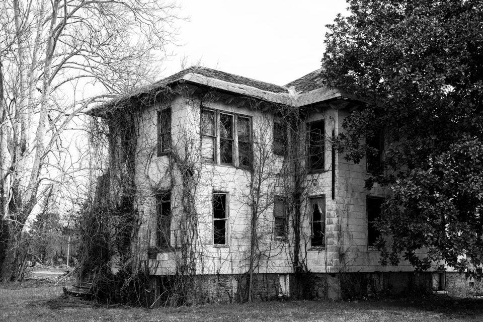 Black and white photograph of an abandoned house in Mounds, Illinois.