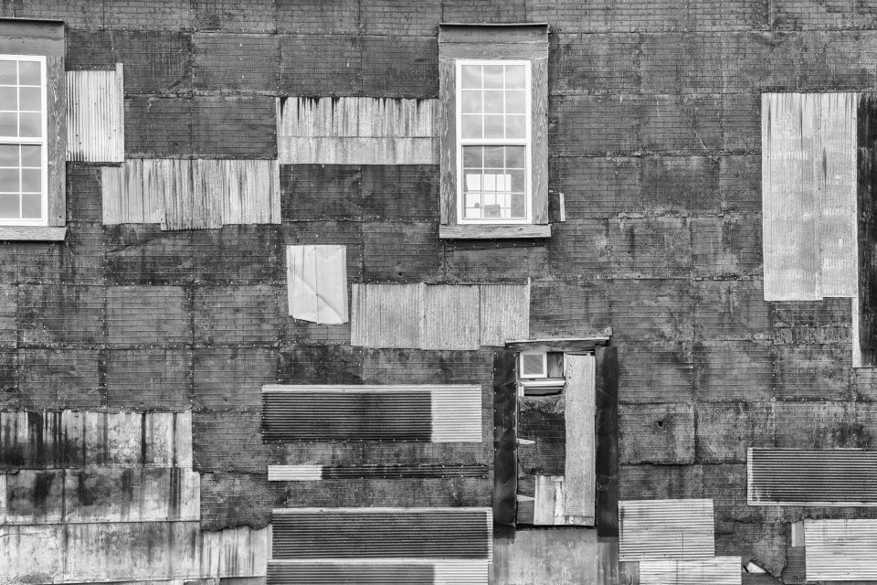 Cotton Warehouse Mosaic Wall Newbern, Alabama - Photographie noir et blanc.  Ce bâtiment a été photographié à plusieurs reprises par William Christenberry.  Cliquez pour acheter un tirage d'art.