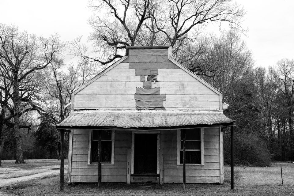 Vitrine abandonnée à Newbern, Alabama - Photographie noir et blanc de Keith Dotson.  Ce bâtiment a été photographié au moins une fois par William Christenberry.