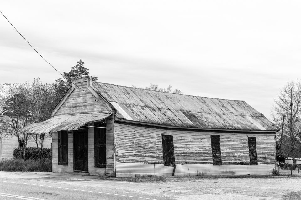 Un bâtiment abandonné utilisé pour le stockage à Newbern, Alabama.  Photographie en noir et blanc de Keith Dotson.