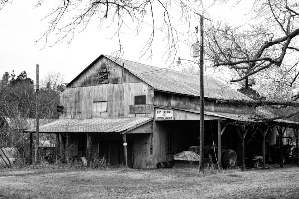 Rusty Old Cotton Gin dans une petite ville du sud des États-Unis - Photographie en noir et blanc.  Achetez un tirage d'art.