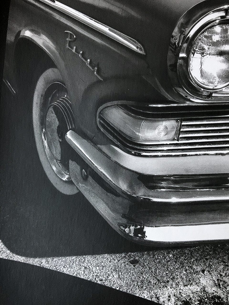 This close-up photo of the surface of a print made on Ilford Classic Matt shows good blacks and very little reflected light in the form of shine.