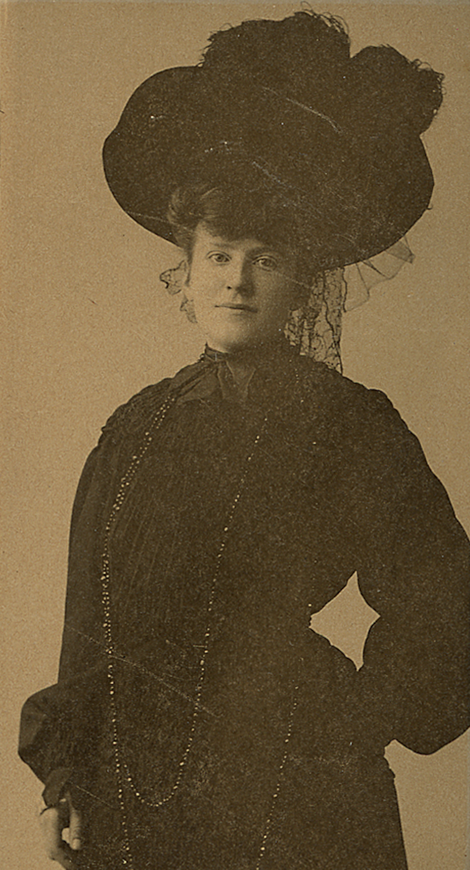 Early 1900s portrait of an unidentified young woman in Gibson girl style, made in the San Francisco photography studio of Tokujiro (Henry) Motoyoshi.
