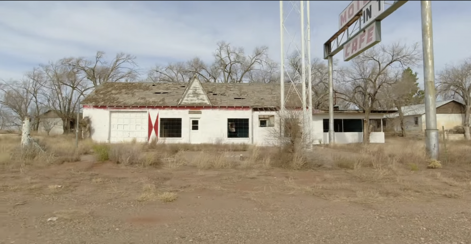 Front of the Texas Longhorn Motel in ruins in December 2021. On the left was the Phillips 66 and garage. On the right was the Cafe. Motels rooms ran in a U-shape around the back and can be seen on the left and right sides of the image.